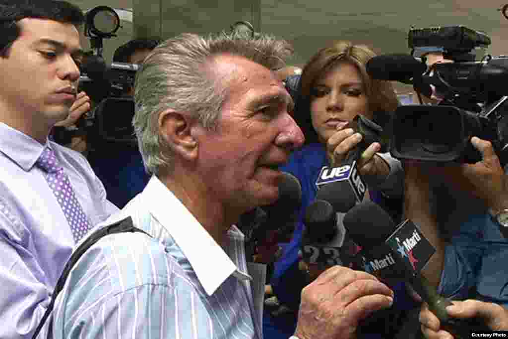 El opositor cubano José A. Triguero a su llegada al Aeropuerto Internacional de Miami el jueves 28 de junio de 2012