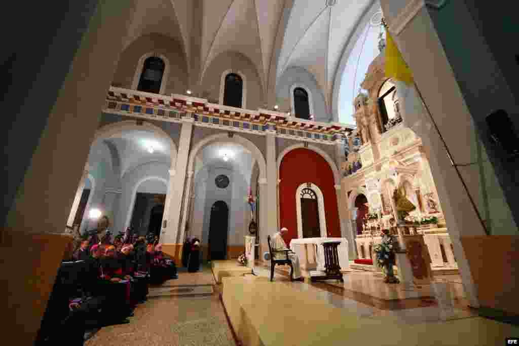 El papa Francisco (c) reza hoy, lunes 21 de septiembre de 2015, dentro del santuario de la Virgen de la Caridad del Cobre en Santiago de Cuba (Cuba).