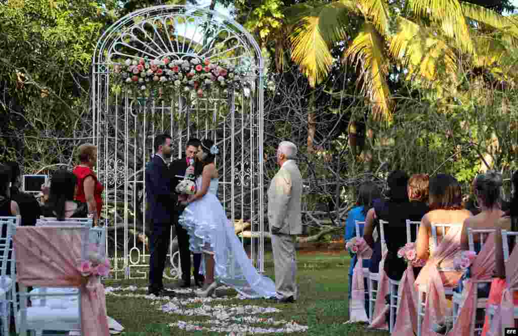Fotografía del 13 de febrero de 2017, durante una boda organizada por la compañía privada "Aires de fiesta", en La Habana (Cuba). Organizar un boda "vintage" en la exótica Habana Vieja o ajustar la complicada logística de una ceremonia en la playa ya no