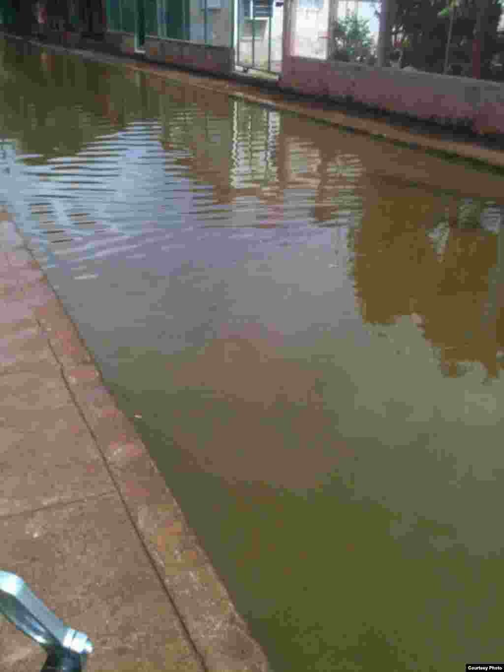  Aguas estancadas en un barrio de Güira de Melena