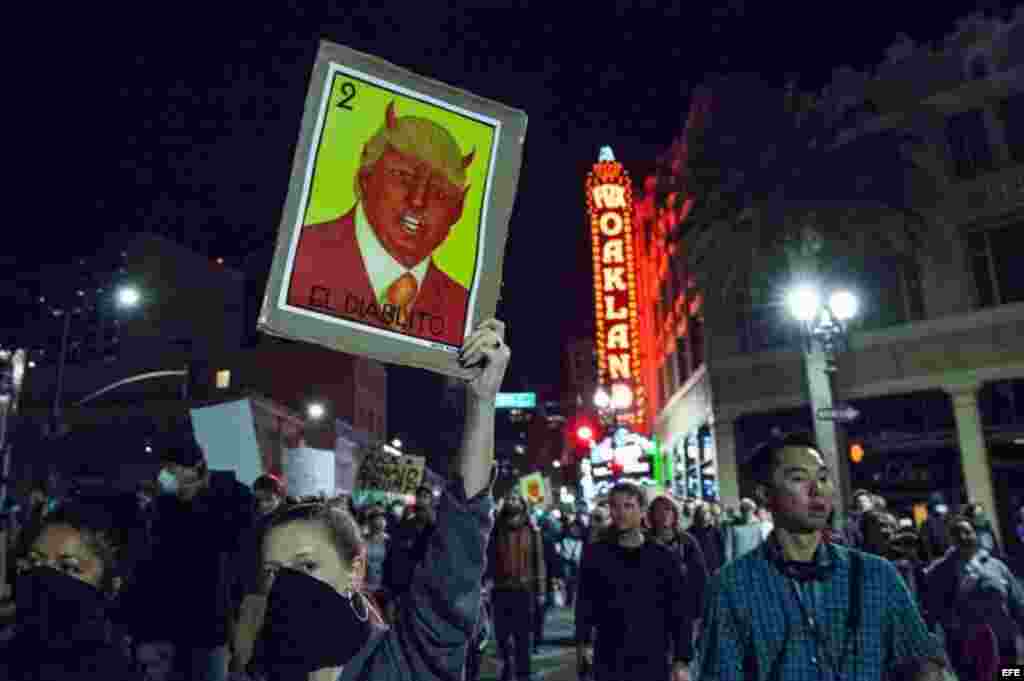 Manifestantes participan en una protesta en Oakland, California (EEUU) contra la elección del republicano Donald Trump como nuevo presidente estaodunidense. 