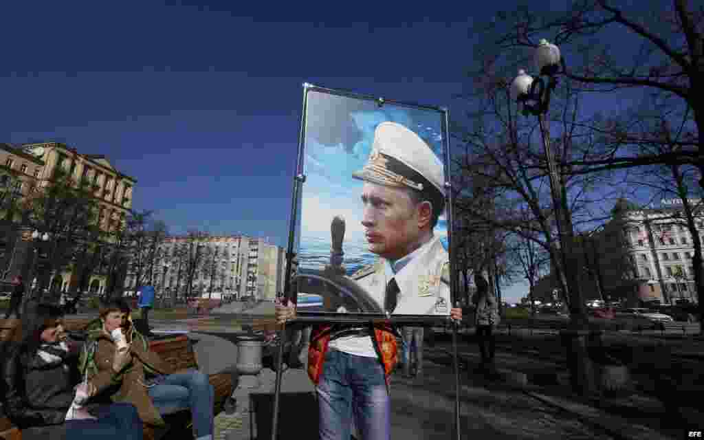 Putin vestido de Almirante en una de las pinturas de la muestra que recuerda la anexión de Crimea.