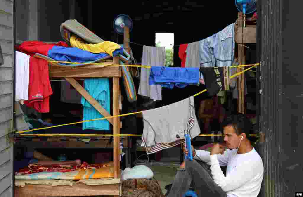Fotografía del 31 de julio de 2016 de ciudadanos cubanos en tránsito en la población de Turbo (Colombia). Hacinados en improvisados albergues en la localidad colombiana de Turbo unos 2.000 cubanos, hombres mujeres y niños, pasan los días esperando notici