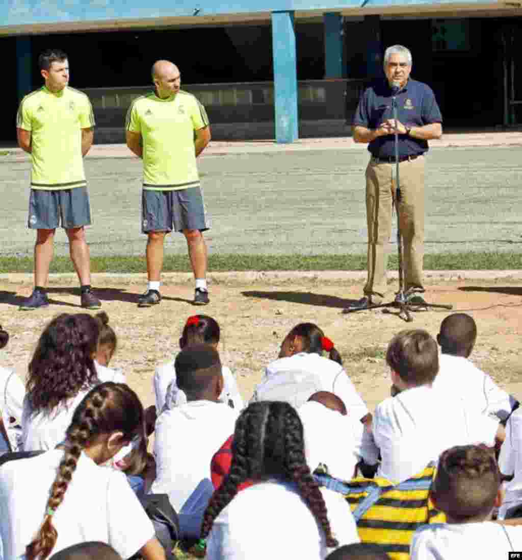 Joaquín Sagués, director mundial de Campus Experience de la Fundación Real Madrid, conversa con los niños cubanos. 